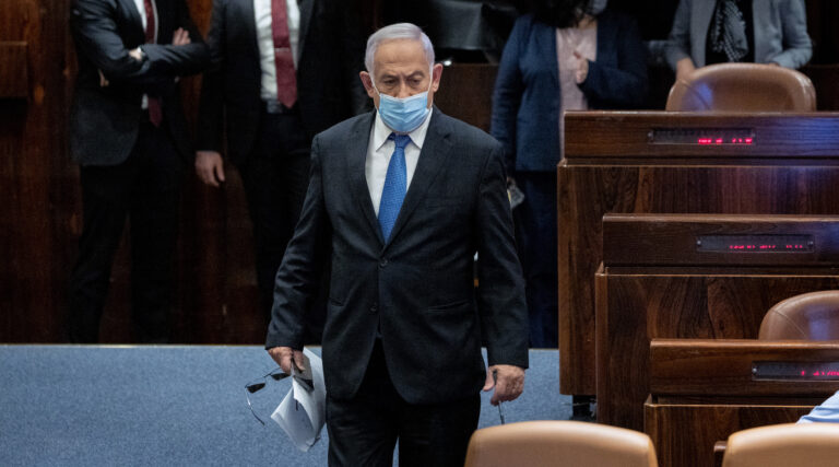 Netanyahu envisage un accord de plaidoyer dans ses affaires de corruption qui pourrait l'exclure de la politique pendant des années, selon des informations