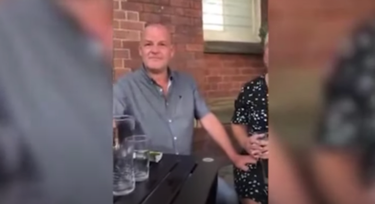 Patron d'un pub anglais à un étudiant juif : "Nous aurions dû tous vous gazer"
