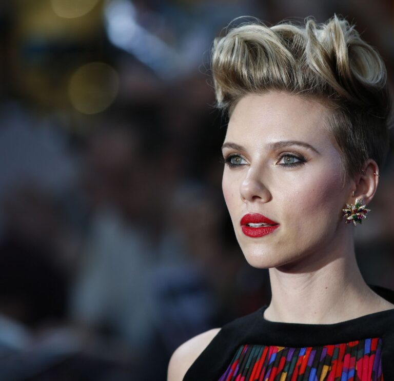 Scarlett Johansson critiquée pour être sioniste après avoir soutenu des défenseurs des droits humains emprisonnés en Égypte