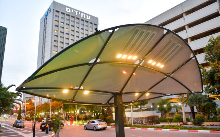 Tel Aviv pilote un tissu solaire qui donne de l'ombre et s'illumine la nuit