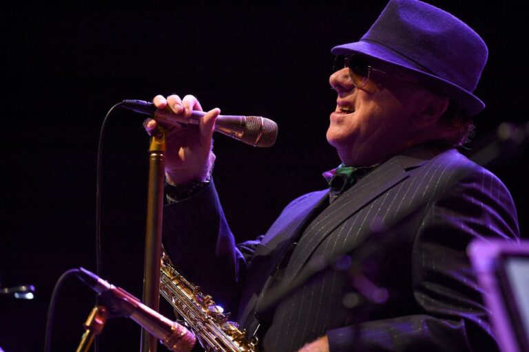 « They Own The Media » : la nouvelle chanson de Van Morrison amplifie le trope antisémite