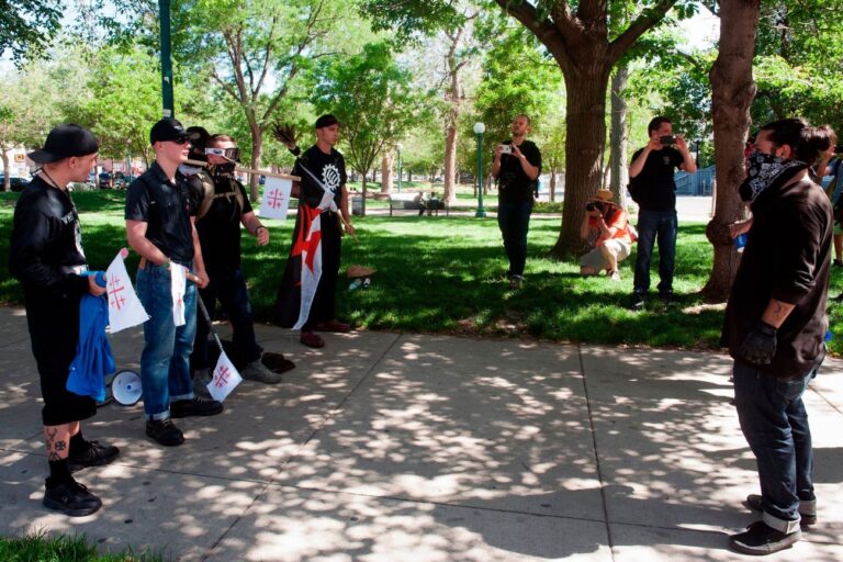 Trump refuse de condamner la suprématie blanche et exhorte les Proud Boys antisémites à "se tenir prêt"