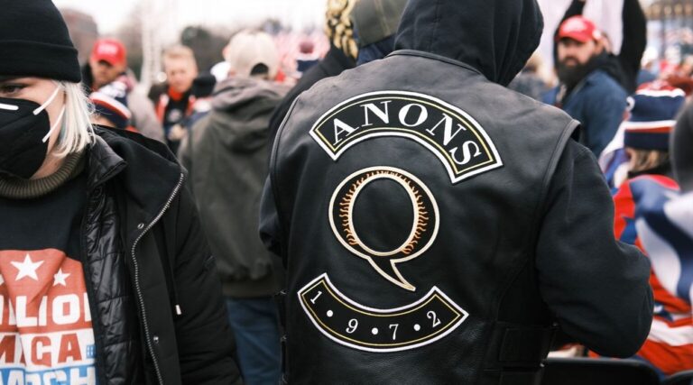 Un antisémite de premier plan de QAnon présenté comme un évangélique de Floride qui a déjà donné une étoile à une synagogue