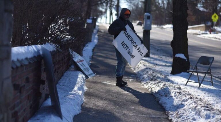 Un avocat dans une affaire de protestation contre une synagogue du Michigan accuse le juge d'être antisémite