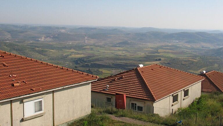 Un colon de 25 ans meurt après que sa voiture est tombée dans une embuscade en Cisjordanie