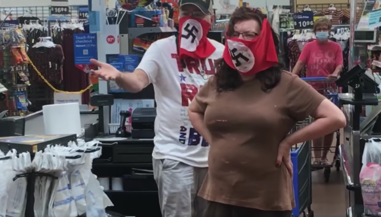 Un couple portant des masques à croix gammée chez Walmart confronté à d'autres acheteurs