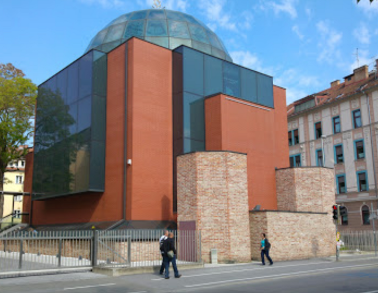 Un graffiti "Libérez la Palestine" peint sur une synagogue autrichienne
