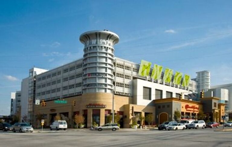 Un homme aurait volé 4 adolescents dans un centre commercial, les traitant de "sales juifs"