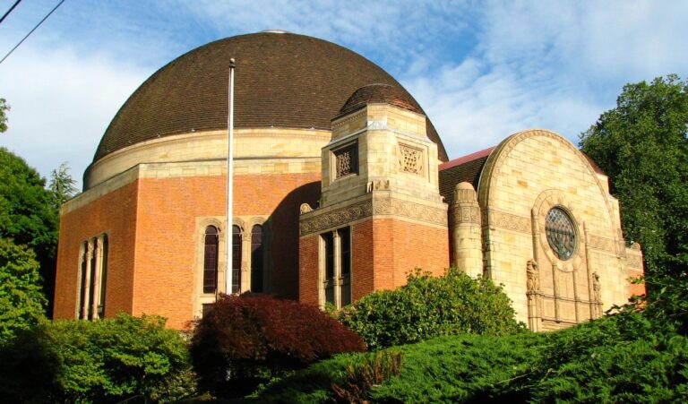 Un homme inculpé à Portland, Oregon, pour vandalisme dans une synagogue et une mosquée