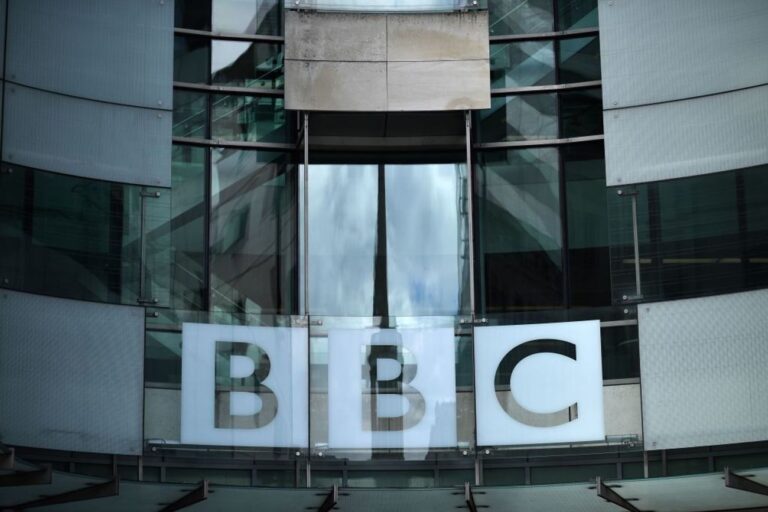 Un journaliste de la BBC crée un compte Twitter affirmant qu'Israël est "raciste", "suprématiste blanc"