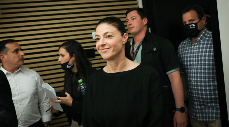 Un membre du cabinet israélien a été critiqué pour avoir voyagé à l'étranger lors d'une poussée de COVID.  Puis elle a présenté son nouveau bébé.