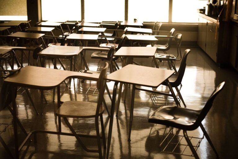 Un professeur d'Emerson qui a "sarcastiquement" fait le salut nazi en classe prend un congé