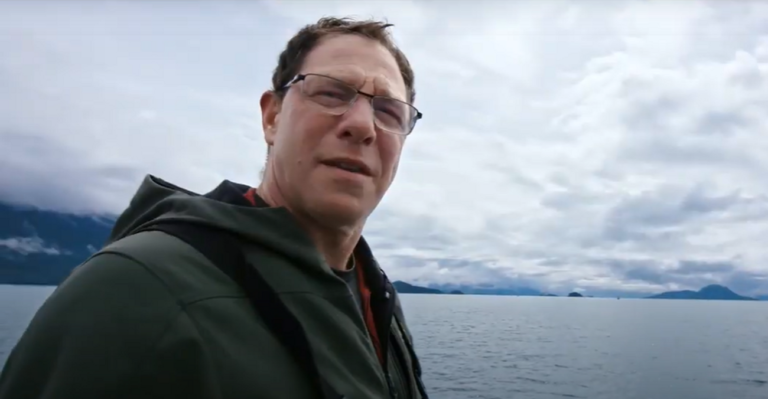 Une publicité d'attaque montre le candidat juif au Sénat de l'Alaska Al Gross saisissant de l'argent, avec Schumer à l'affût