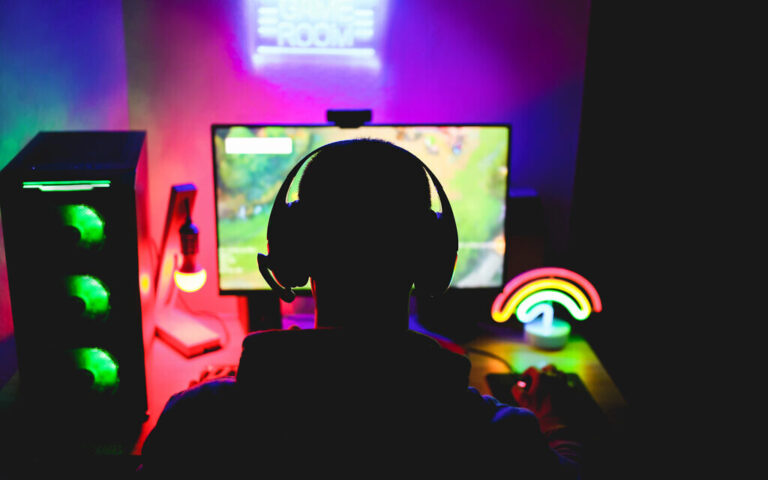Jeu d'ennemis : une startup israélienne de l'IA chasse les "mauvais acteurs" sur Internet
