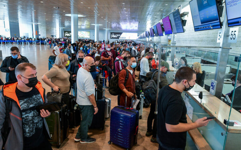 Le secteur du tourisme en difficulté prend un autre coup, alors qu'Israël interdit aux touristes de freiner la variante