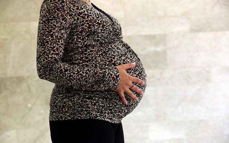 Crachez, puis célébrez : une entreprise de Jérusalem lance le premier test de grossesse salivaire au monde