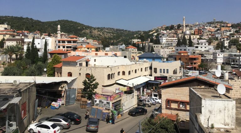 La ville arabe de Bartaa chevauche la frontière israélienne avec la Cisjordanie.  Cela a des conséquences sur l'admissibilité au vaccin.