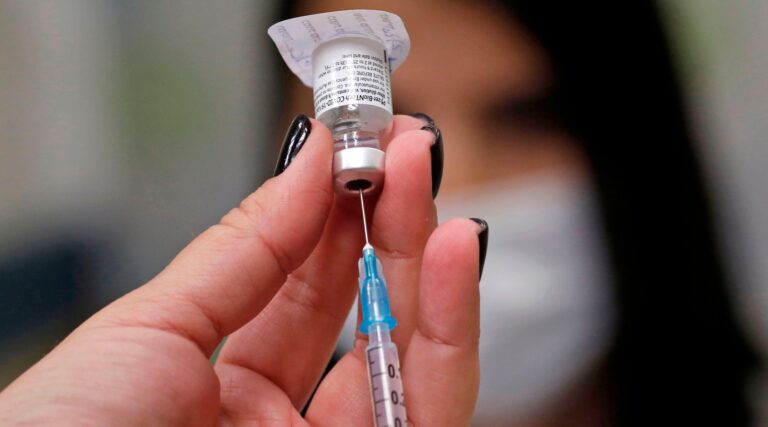 Après avoir été coupé pour des problèmes de paiement, Israël conclut un accord pour des millions de vaccins Pfizer supplémentaires et ajoute Moderna