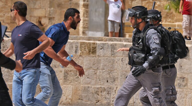 Des Palestiniens affrontent la police israélienne devant la mosquée Al-Aqsa quelques heures après le cessez-le-feu