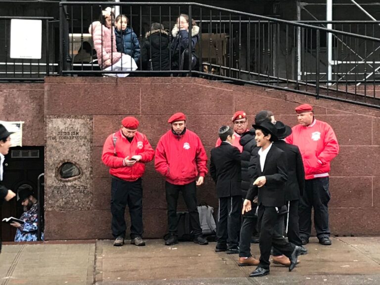 Des anges gardiens patrouillent devant les services de Shabbat au milieu de la flambée des crimes de haine à Brooklyn