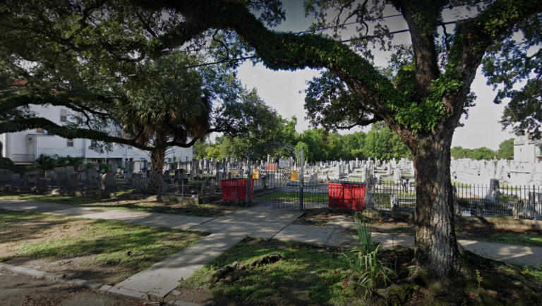 Des croix gammées dessinées dans la rue devant le cimetière juif de la Nouvelle-Orléans
