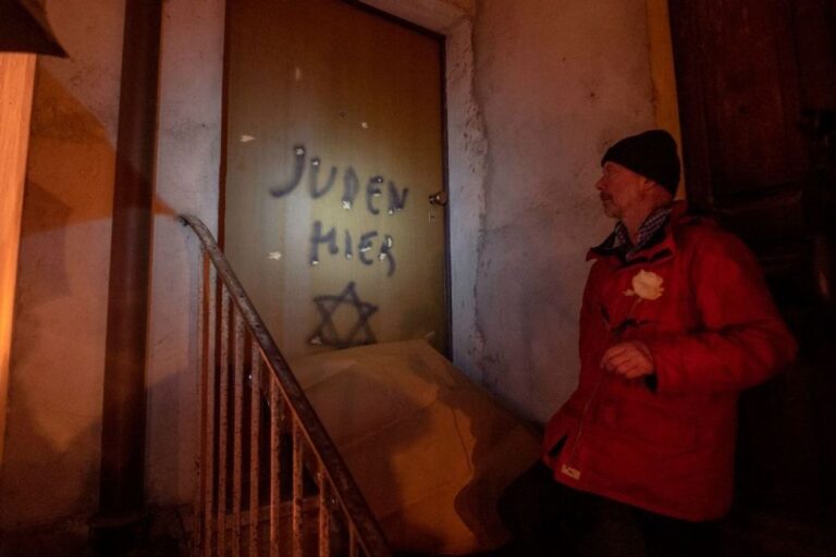 Des graffitis antisémites peints sur la porte de la maison d'un survivant italien de la Shoah