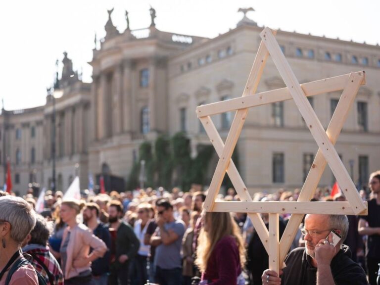 Des milliers de personnes défilent à Berlin contre l'antisémitisme