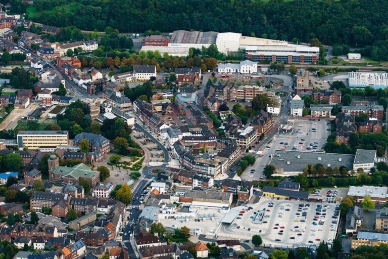 Deux hommes arrêtés pour vandalisme dans un cimetière juif en Allemagne