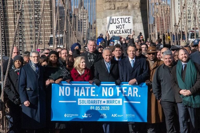 En traversant le pont de Brooklyn, une foule chante, se dispute et proteste contre l'antisémitisme
