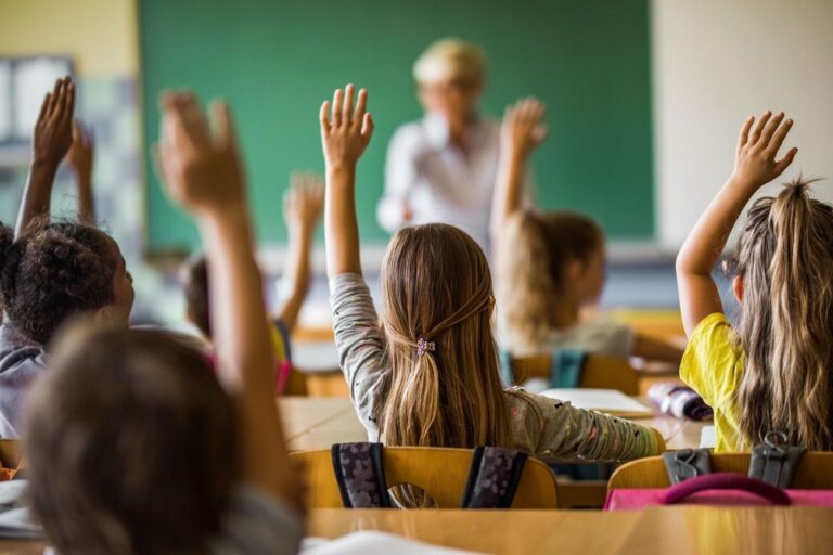 Enseignant aux enfants de 10 ans : dépêche-toi ou je t'envoie dans des chambres à gaz