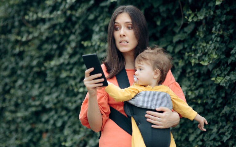 Étude israélienne : l'utilisation du smartphone par les mères pourrait nuire au développement des tout-petits