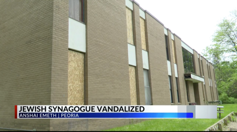 Fenêtres brisées dans une synagogue de Peoria, Illinois