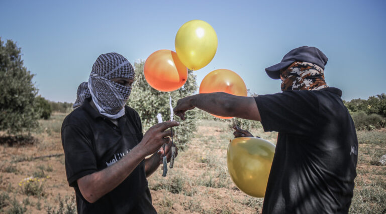 Israël frappe plus de sites du Hamas alors que les ballons incendiaires continuent de Gaza