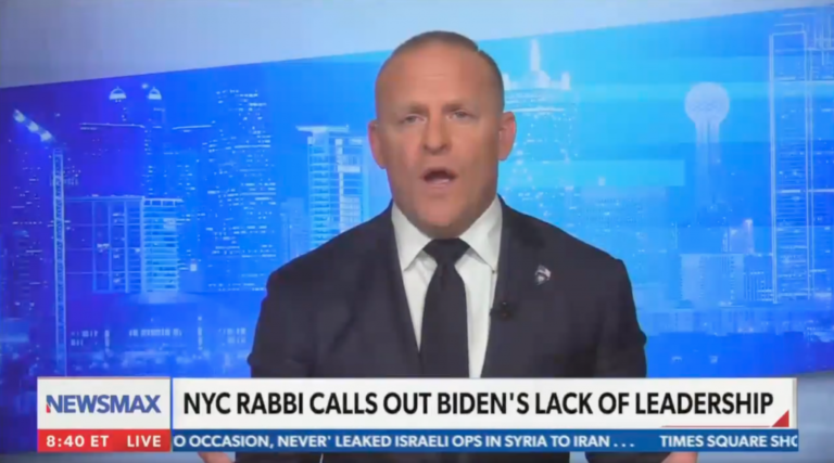 L'animateur de Newsmax qui a qualifié Israël de "pays d'origine" des Juifs américains est temporairement interrompu