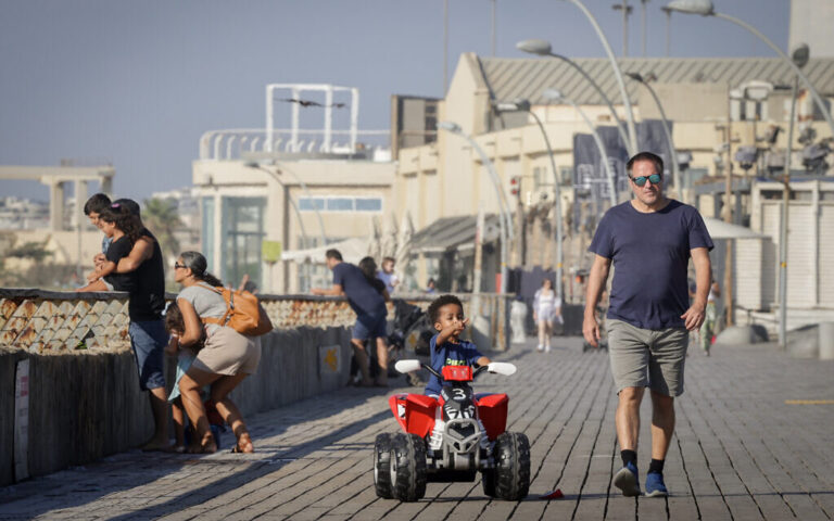 Le salaire moyen en Israël baisse légèrement alors que la reprise économique se poursuit