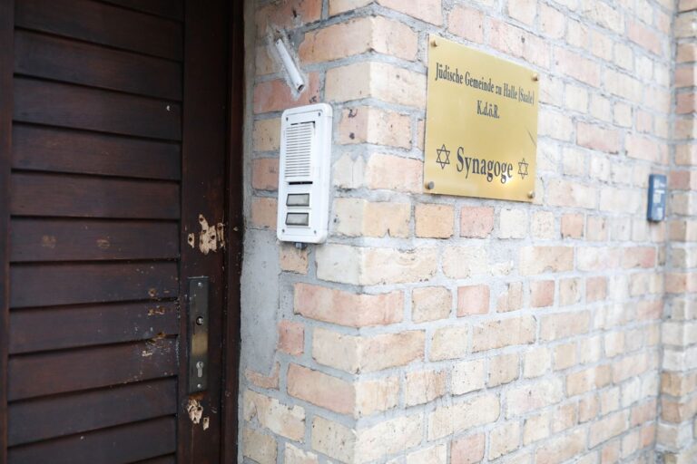 Le tireur de la synagogue allemande est contrecarré par une porte de sécurité récemment améliorée
