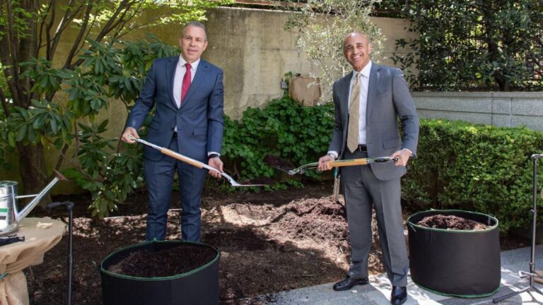 L'envoyé israélien se joint aux ambassadeurs arabes pour planter un arbre à l'ambassade des Émirats arabes unis à Washington