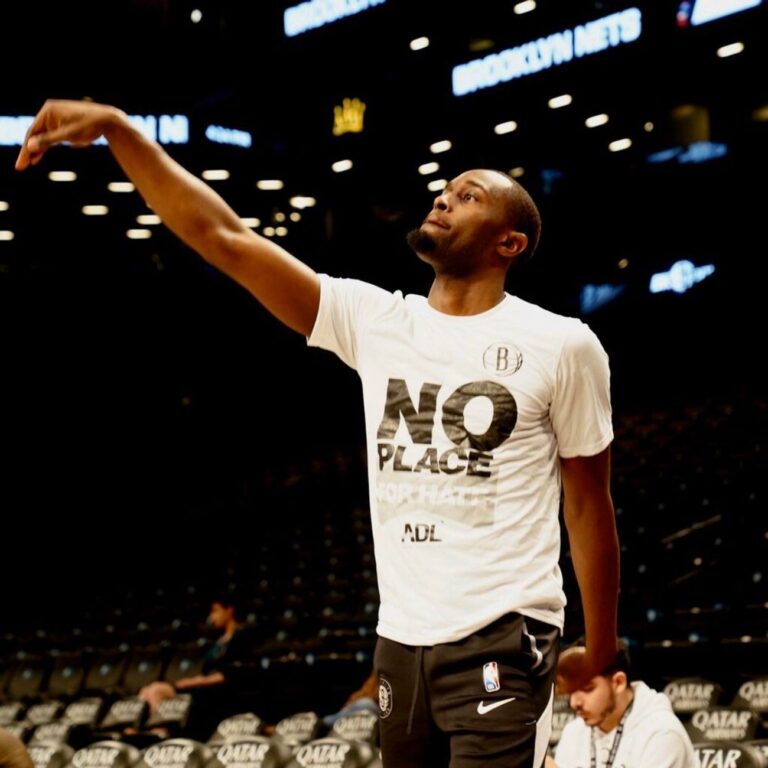 Les Brooklyn Nets s'échauffent avec des chemises "No Place For Hate" avec le logo ADL