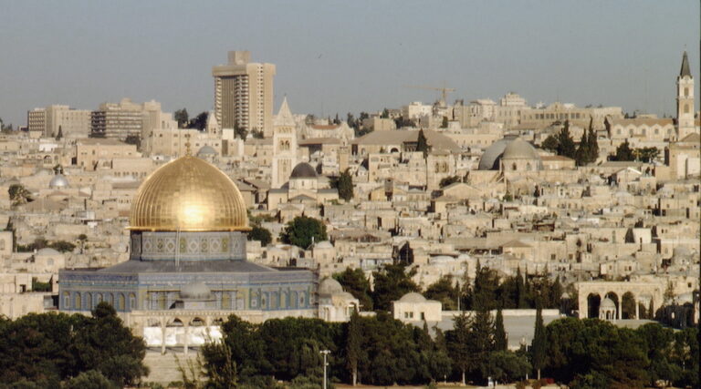 Les barricades empêchant les rassemblements palestiniens enlevées à Jérusalem après des semaines de manifestations