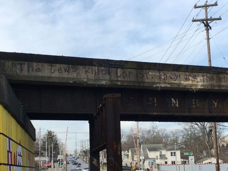 Les dirigeants de Cincinnati condamnent les graffitis antisémites sur les autoroutes