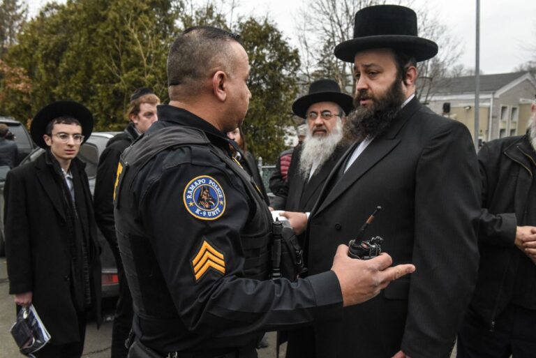 Monsey Stabber accusé de crime haineux, selon le FBI, les journaux pointent vers l'antisémitisme