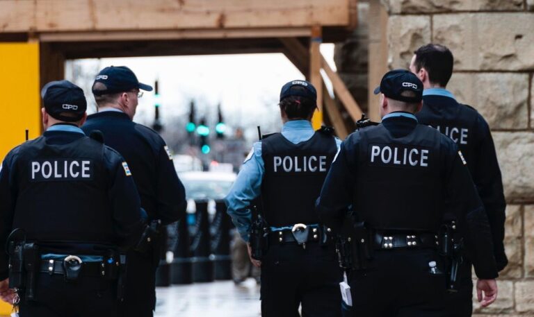 Partout aux États-Unis, la police et les habitants se rassemblent autour des communautés juives à la suite de la montée des attaques antisémites