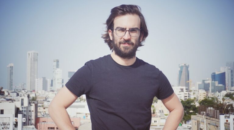 Pour prévenir la violence, d'anciens agents des renseignements israéliens se portent volontaires pour espionner des extrémistes en ligne