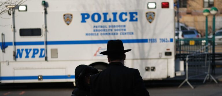The Forward poursuit le NYPD pour avoir refusé de partager des dossiers de crimes de haine antisémites