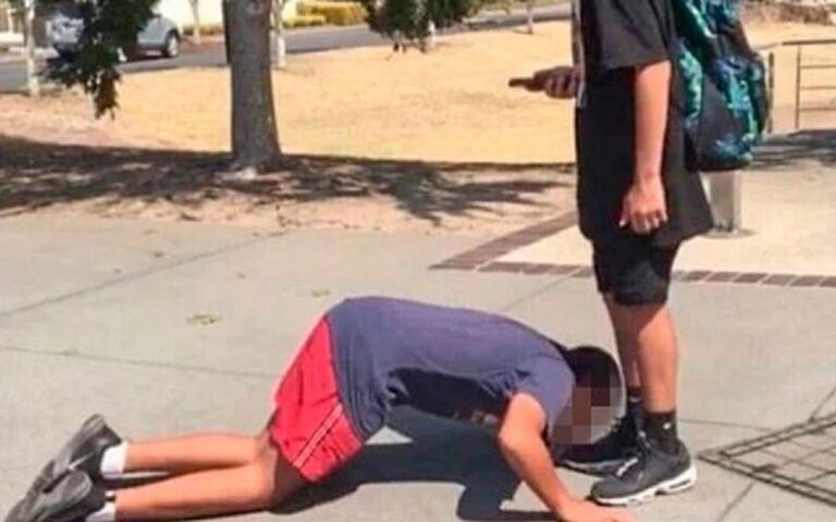Un adolescent arrêté pour avoir menacé un garçon juif qui a été forcé d'embrasser la chaussure d'un musulman