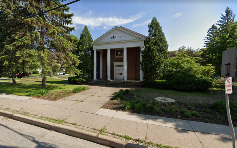 Un banc près de la synagogue de Minneapolis vandalisé avec des croix gammées