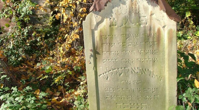 Un cimetière juif de Pologne vandalisé à la bombe de peinture