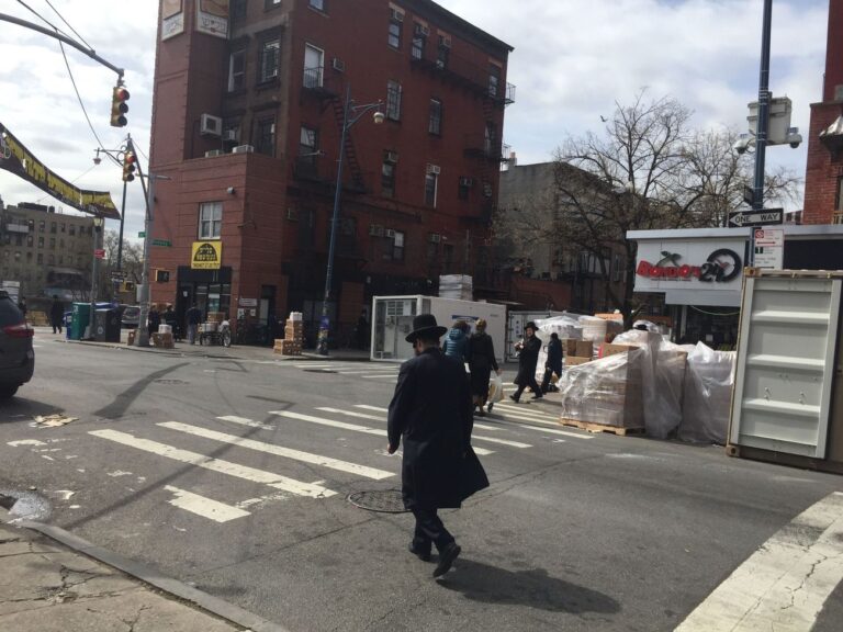 Un homme hassidique de 22 ans frappé et raillé par deux femmes à Brooklyn