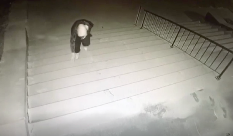 Un vandale peint une croix gammée dans les escaliers d'une synagogue du Nebraska