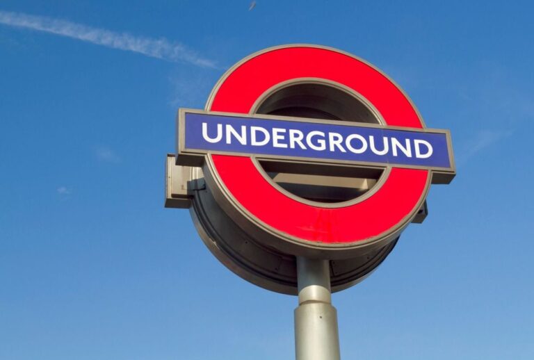 Une femme musulmane défend une famille juive contre l'antisémitisme dans le métro de Londres